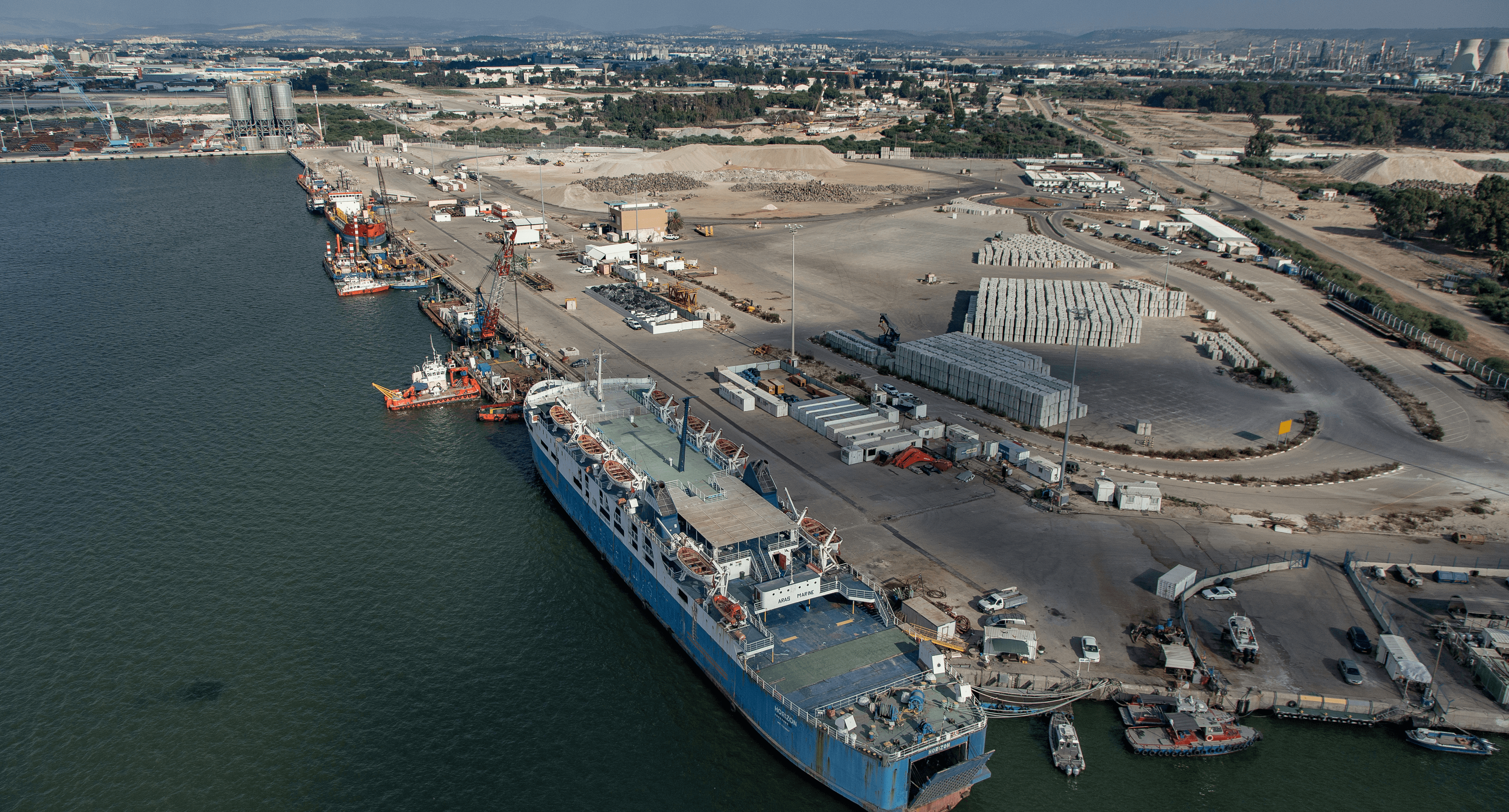 אזור פריקת מכולות במתחם הנמל The Container Unloading Area in the Port Complex