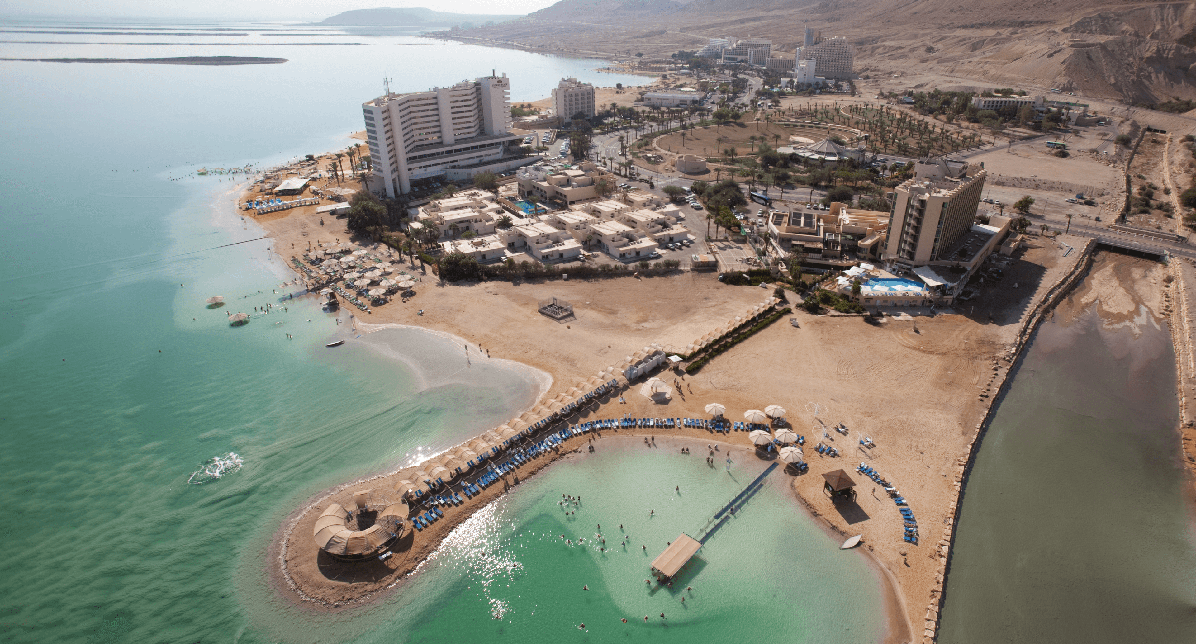 בית מלון יוקרתי על חוף ים בלב אזור מדברי A Luxurious Beachfront Hotel in the Heart of a Desert Region