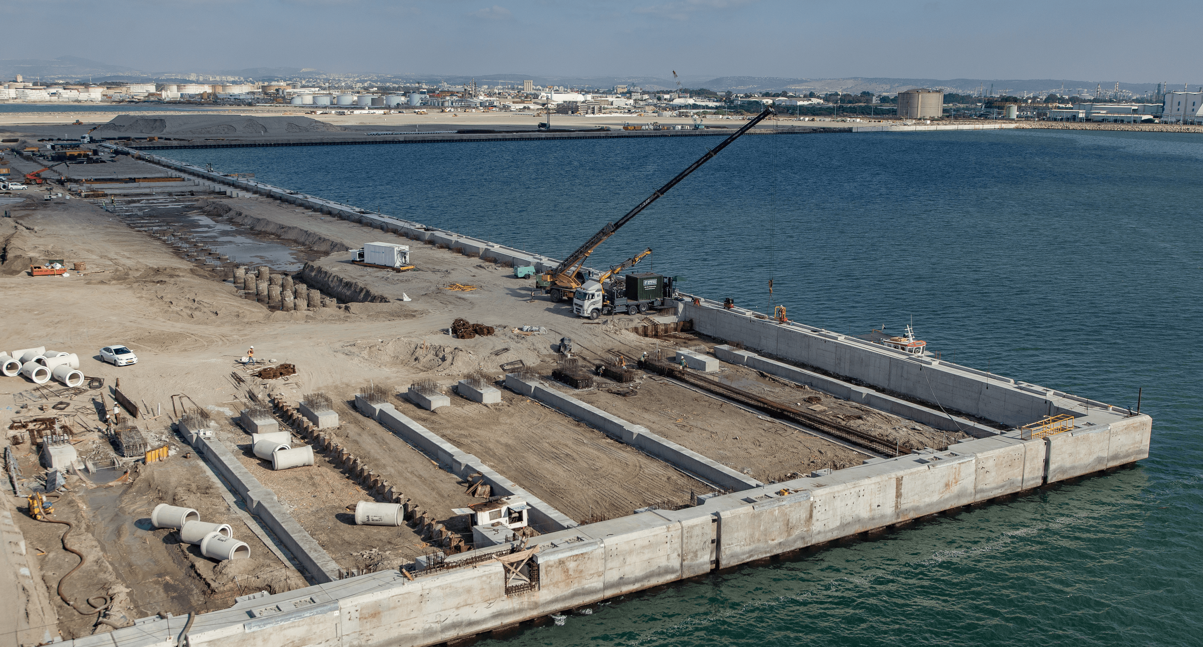 הכשרת האזור התפעולי במתחם הנמל Preparation of the Operational Area in the Port Complex