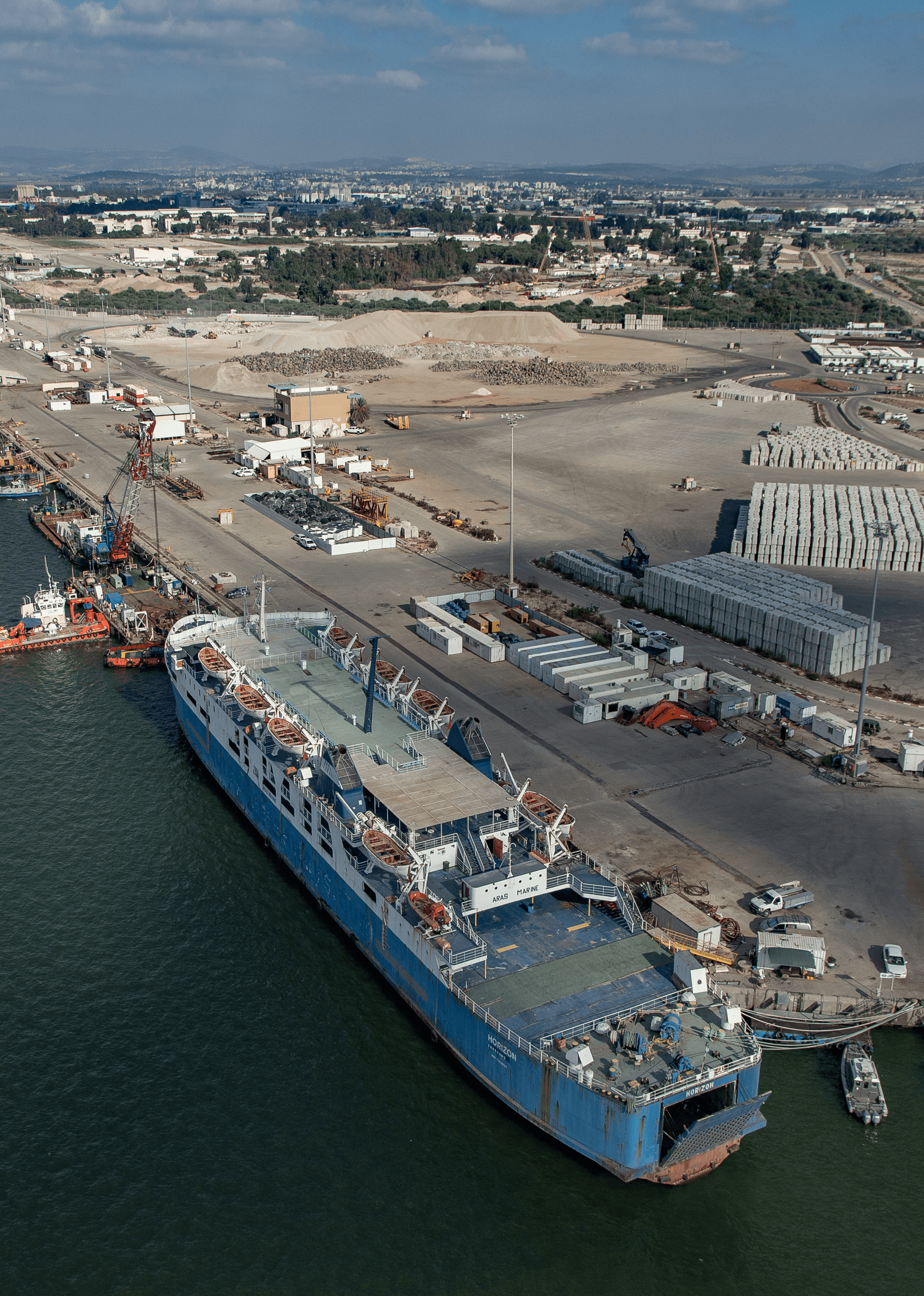 אזור פריקת מכולות במתחם הנמל The Container Unloading Area in the Port Complex