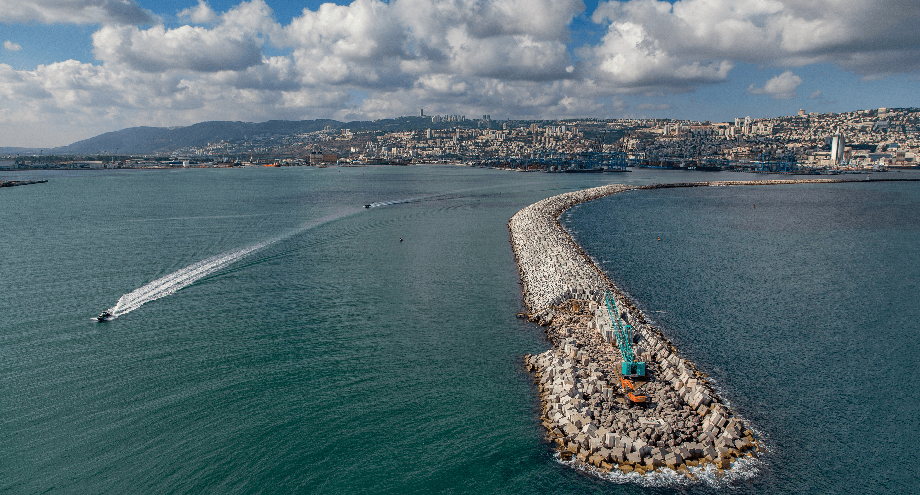 בניית שוברי גלים במתחם הנמל Construction of Breakwaters in the Port Complex