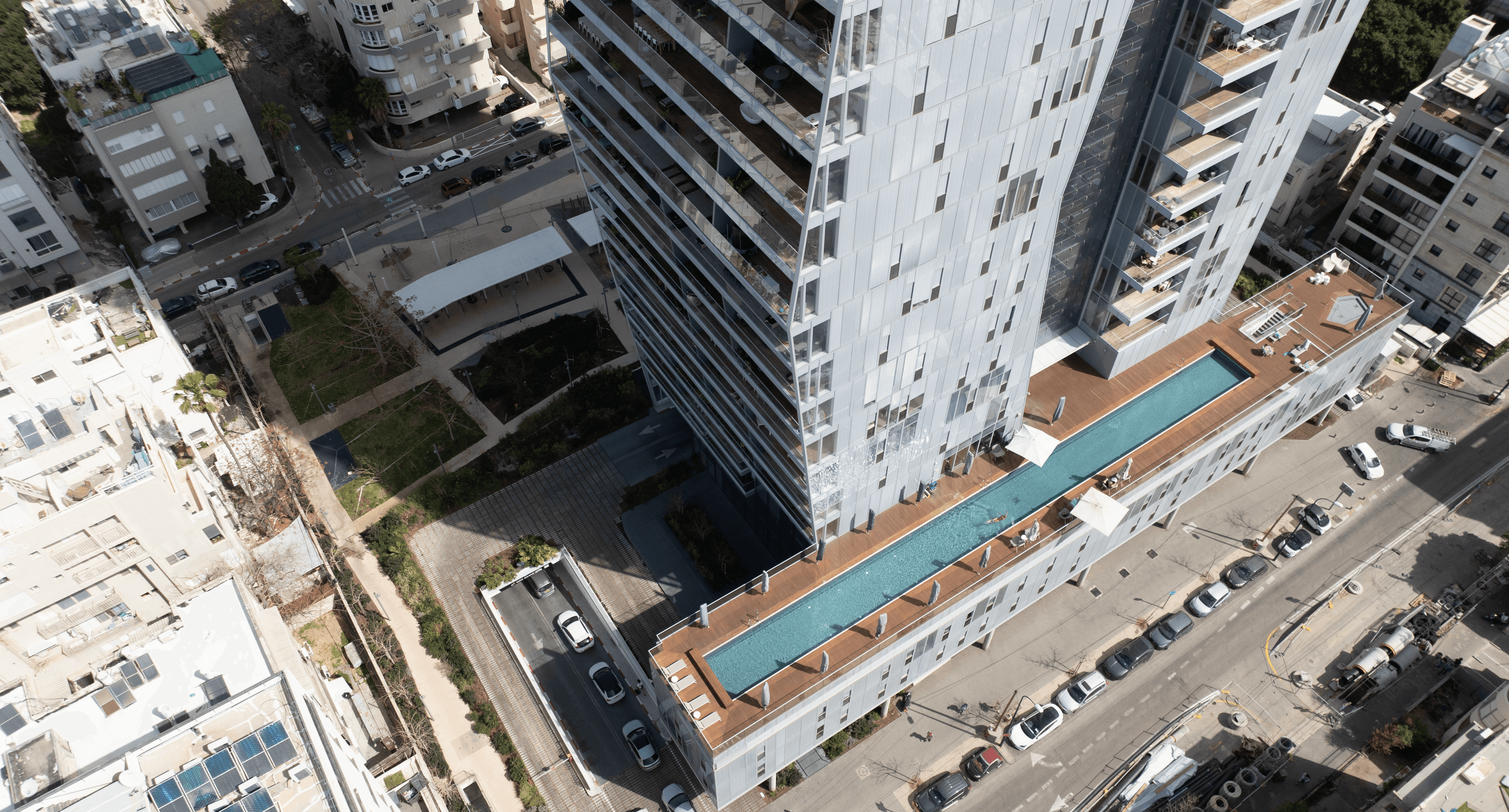 בריכה אולימפית במגדל יוקרתי ארלוזורוב An Olympic Pool in the Luxury Arlozorov Tower