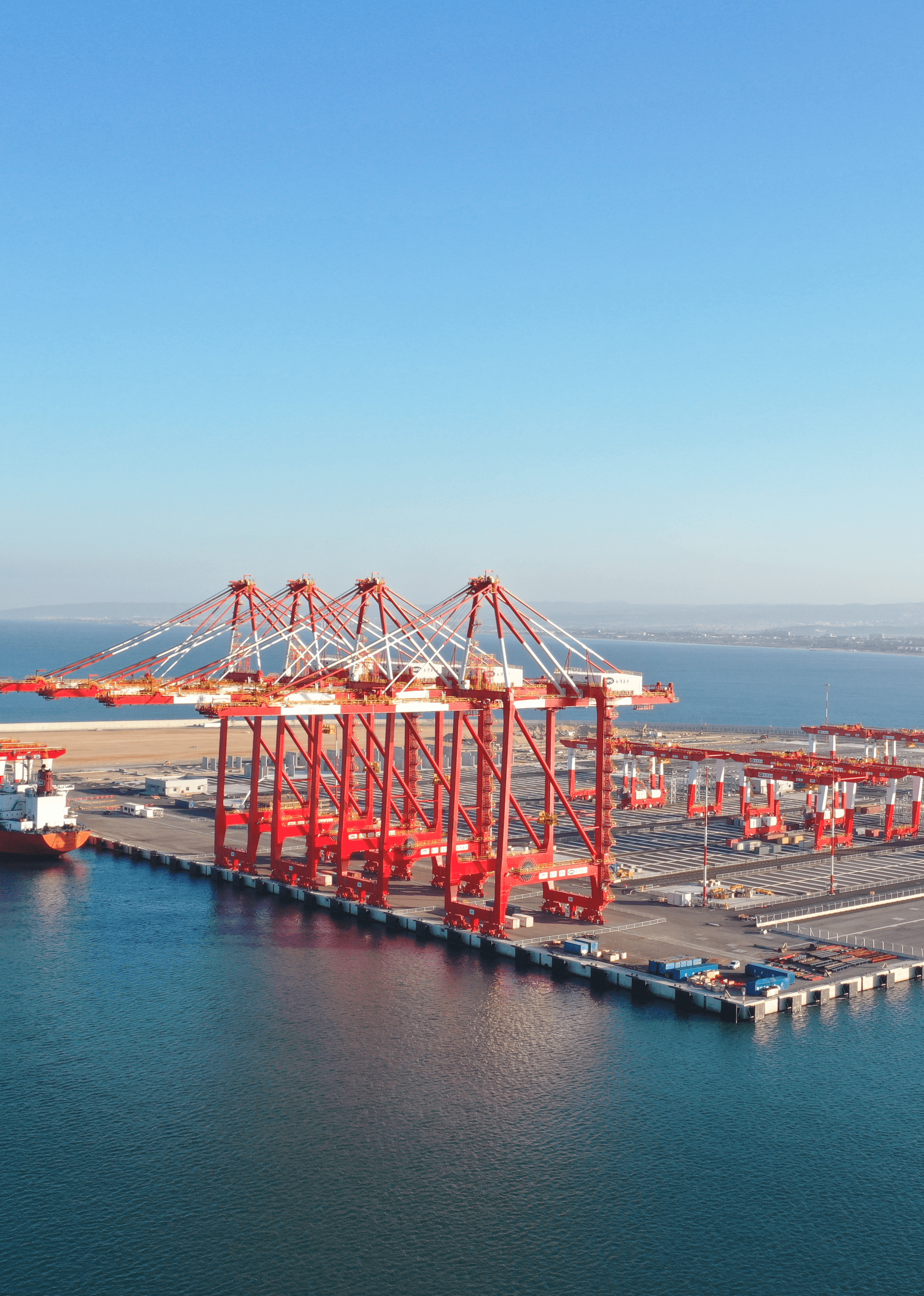 עגורנים הניצבים במתחם הנמל במפרץ חיפה Cranes standing in the Haifa Port Complex.