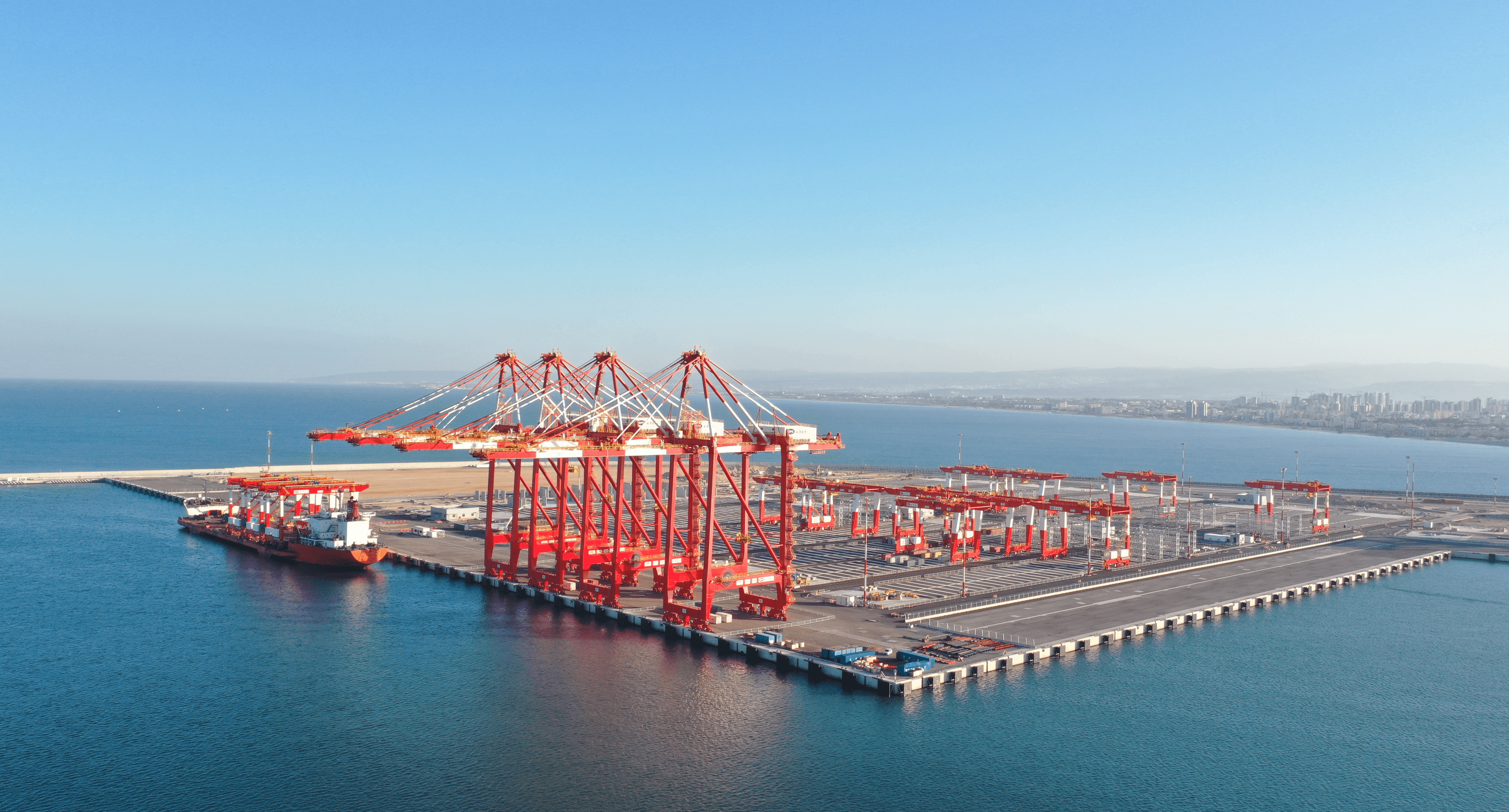 עגורנים הניצבים במתחם הנמל במפרץ חיפה Cranes Standing in the Haifa Port Complex