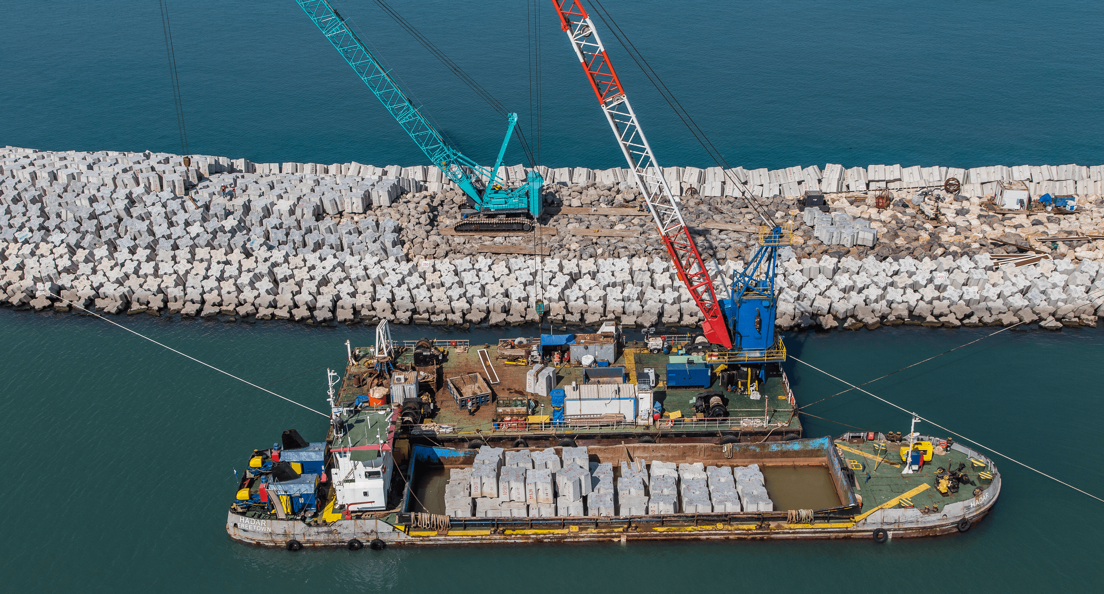 בניית שובר גלים במפרץ חיפה Construction of a Breakwater in Haifa Bay