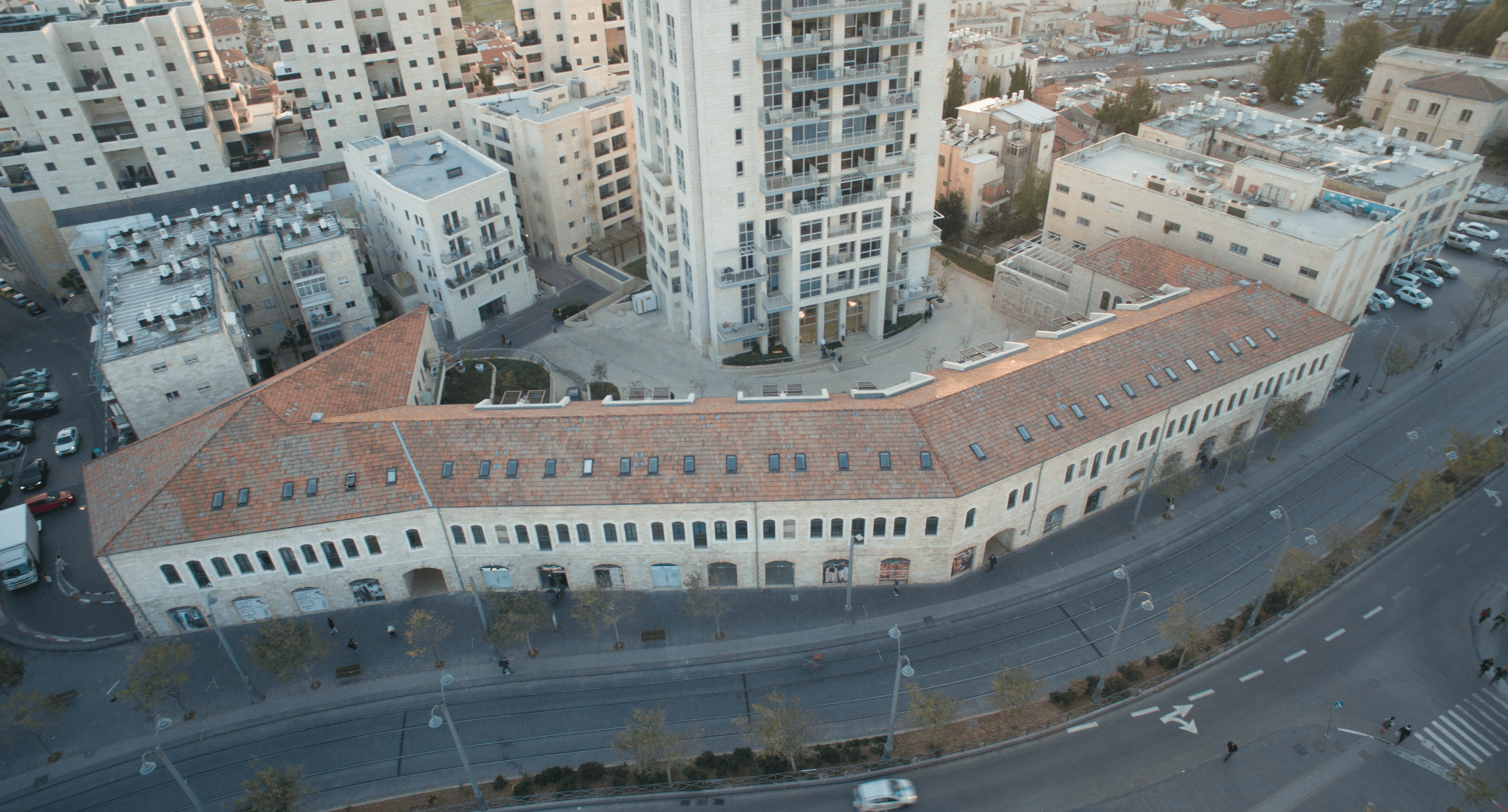 קומת מסחר עם 14 חנויות A Commercial Floor with 14 Shops