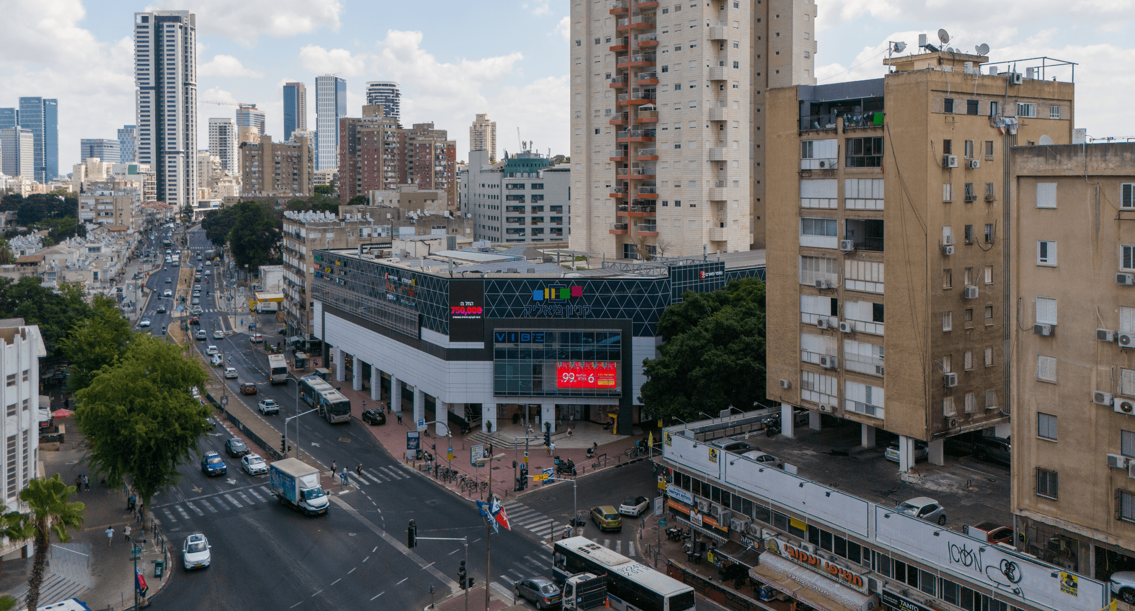 שילוב מגדל מגורים עם קניון A Combination of a Residential Tower with a Shopping Mall