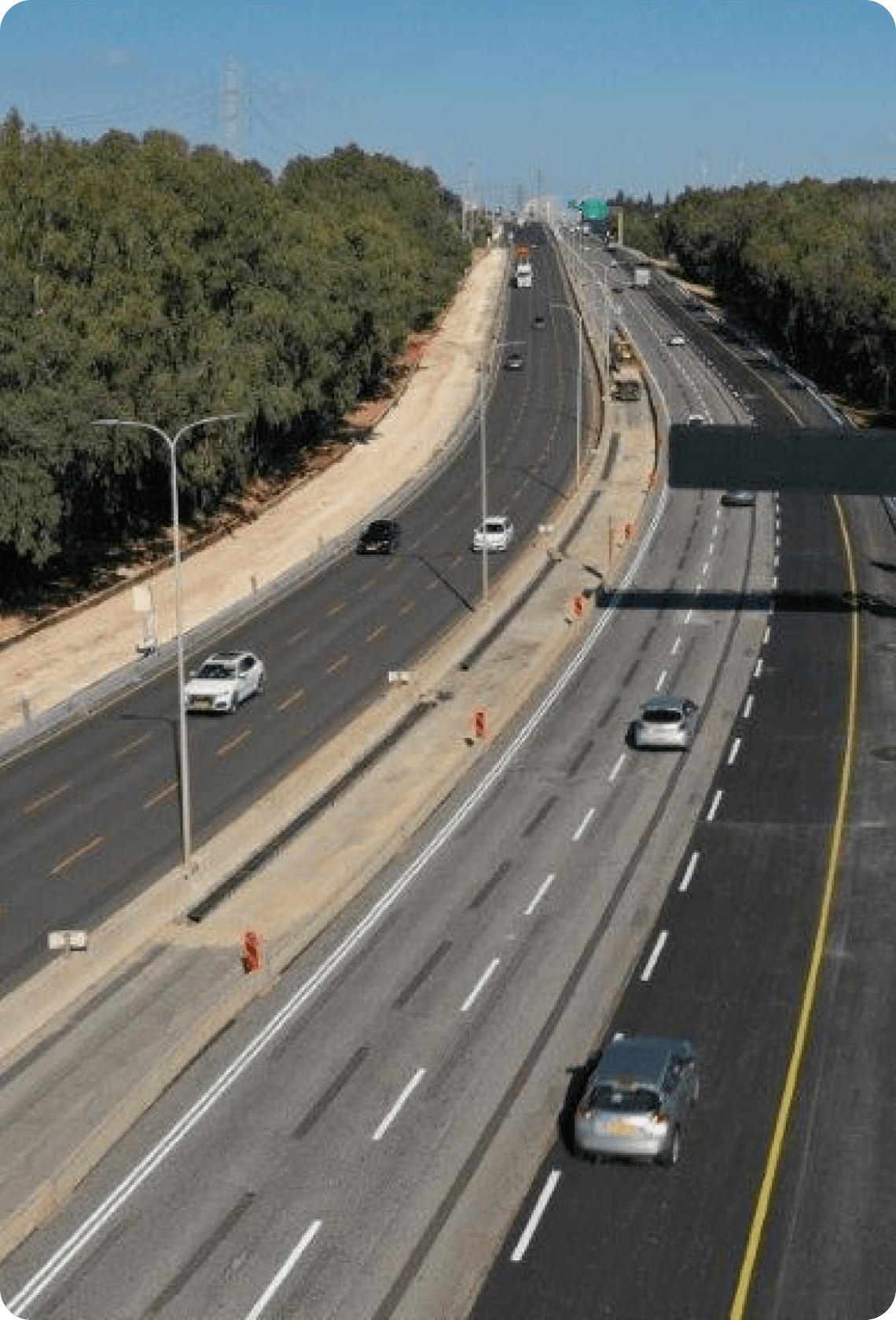 רכבים נוסעים בכביש