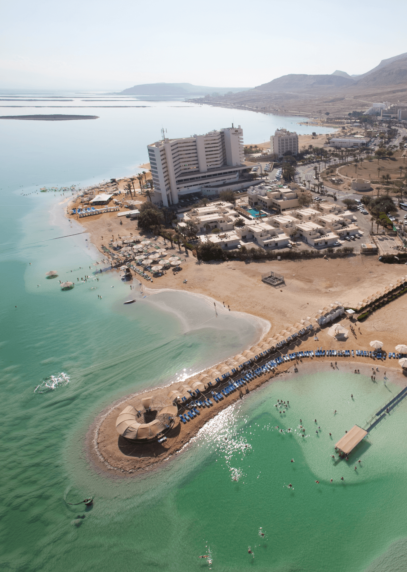 בית מלון יוקרתי על חוף ים בלב אזור מדברי A Luxurious Beachfront Hotel in the Heart of a Desert Region