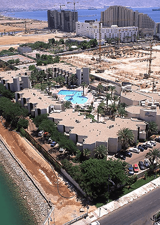 מלון ריברייה ממוקם לאורך רצועת חוף Riviera Hotel is Located Along a Beachfront Strip