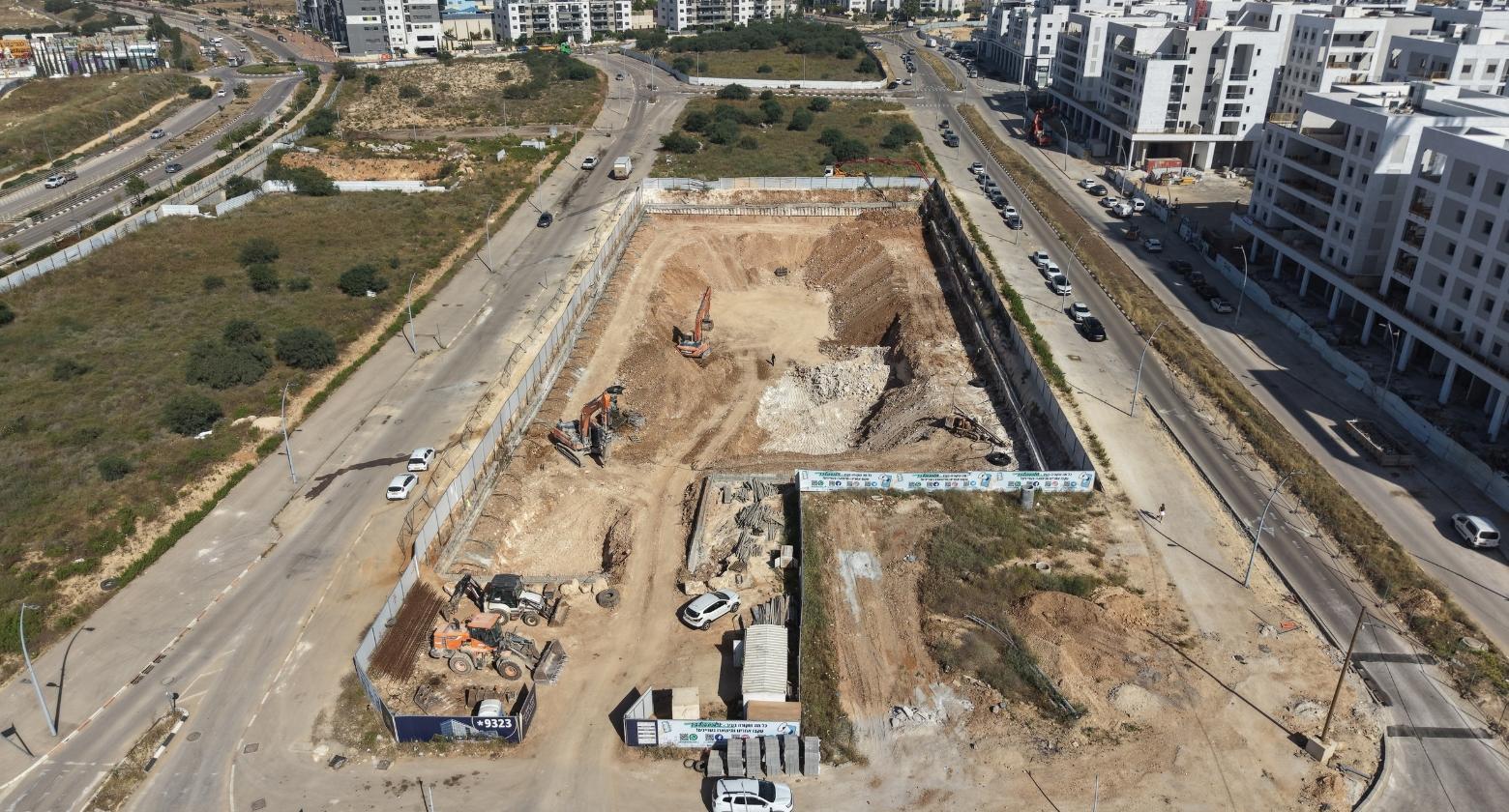 AYALA C, Rosh HaAyin
