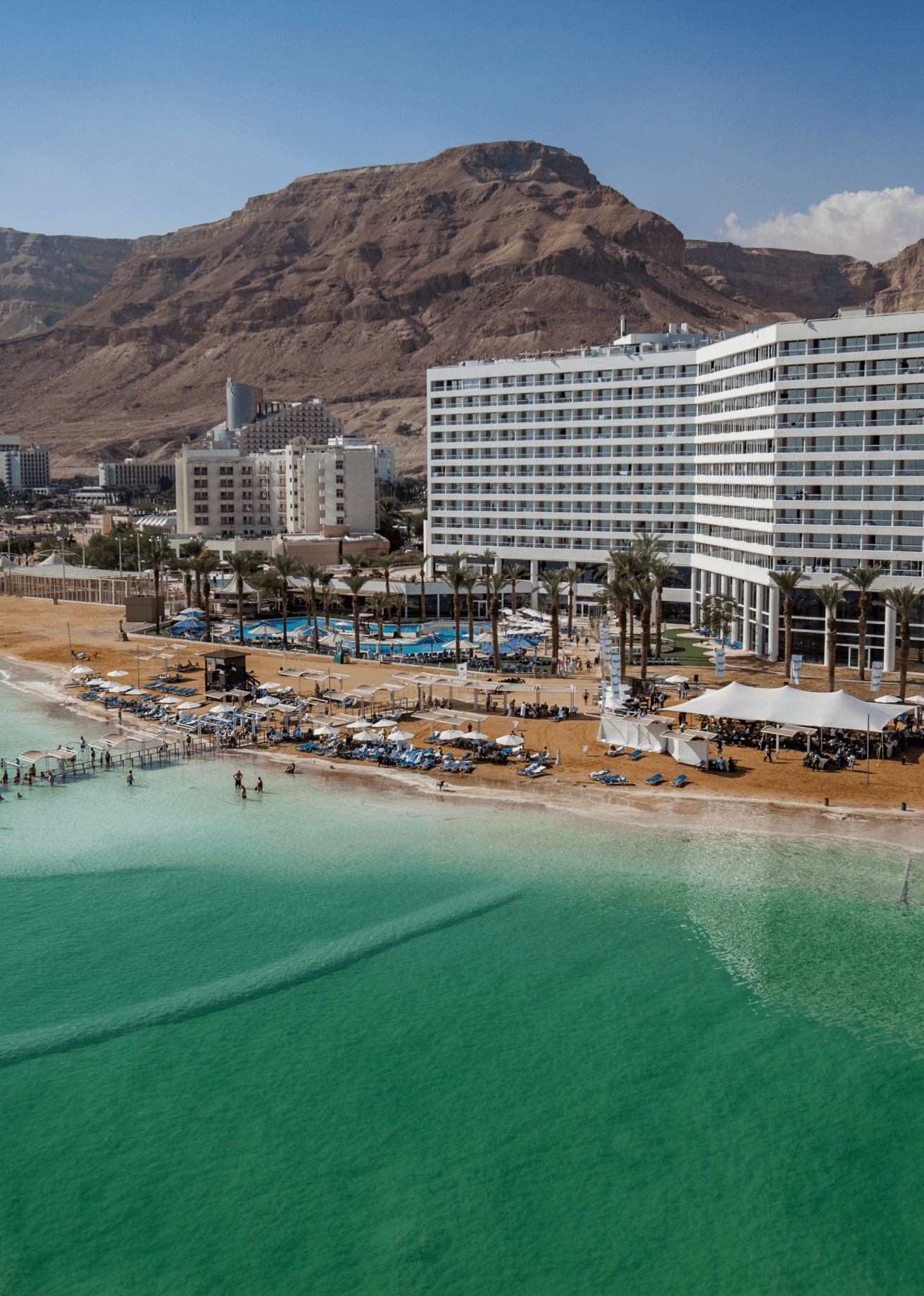בית מלון על חופו של ים המלח A hotel on the shore of the Dead Sea