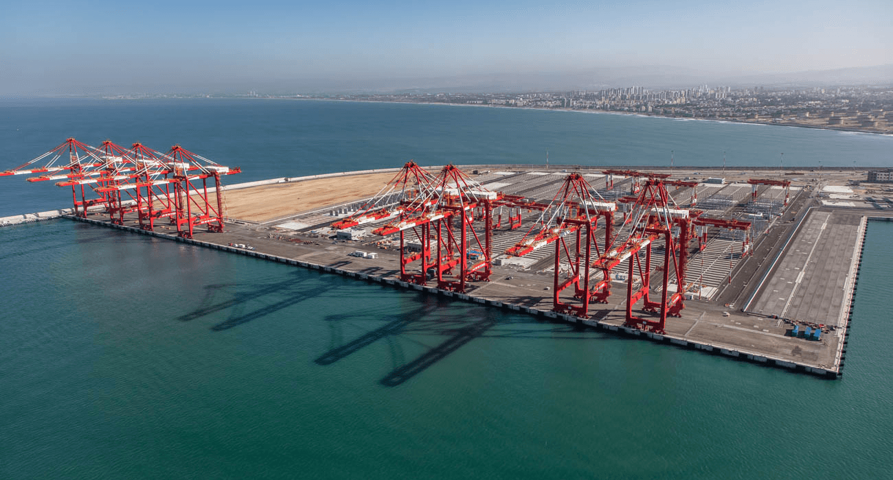 עגורנים הניצבים בנמל המפרץ חיפה Cranes Standing at the Haifa Port