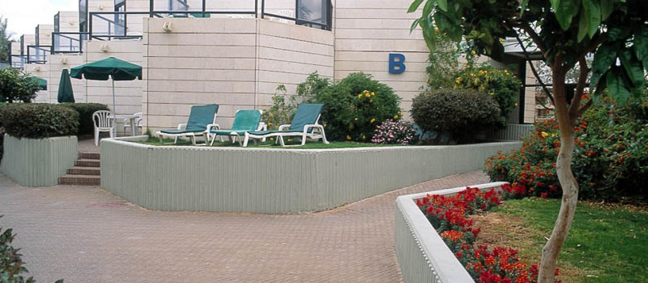 שורת מרפסות במלון ריביירה אילת A Row of Balconies at the Riviera Hotel in Eilat