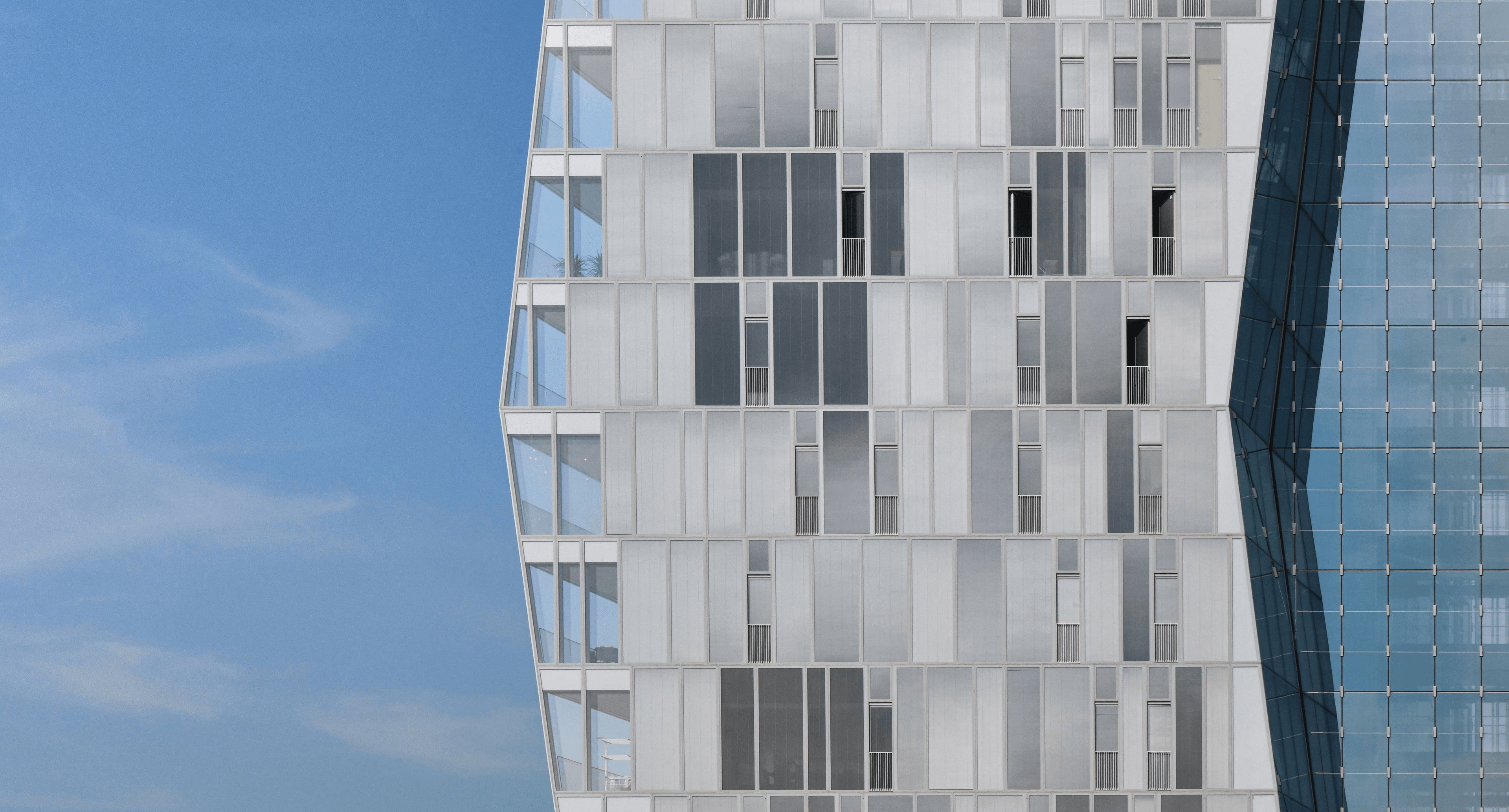 אלמנטים של זכוכית בחזית בניין Glass Elements on the Facade of Building