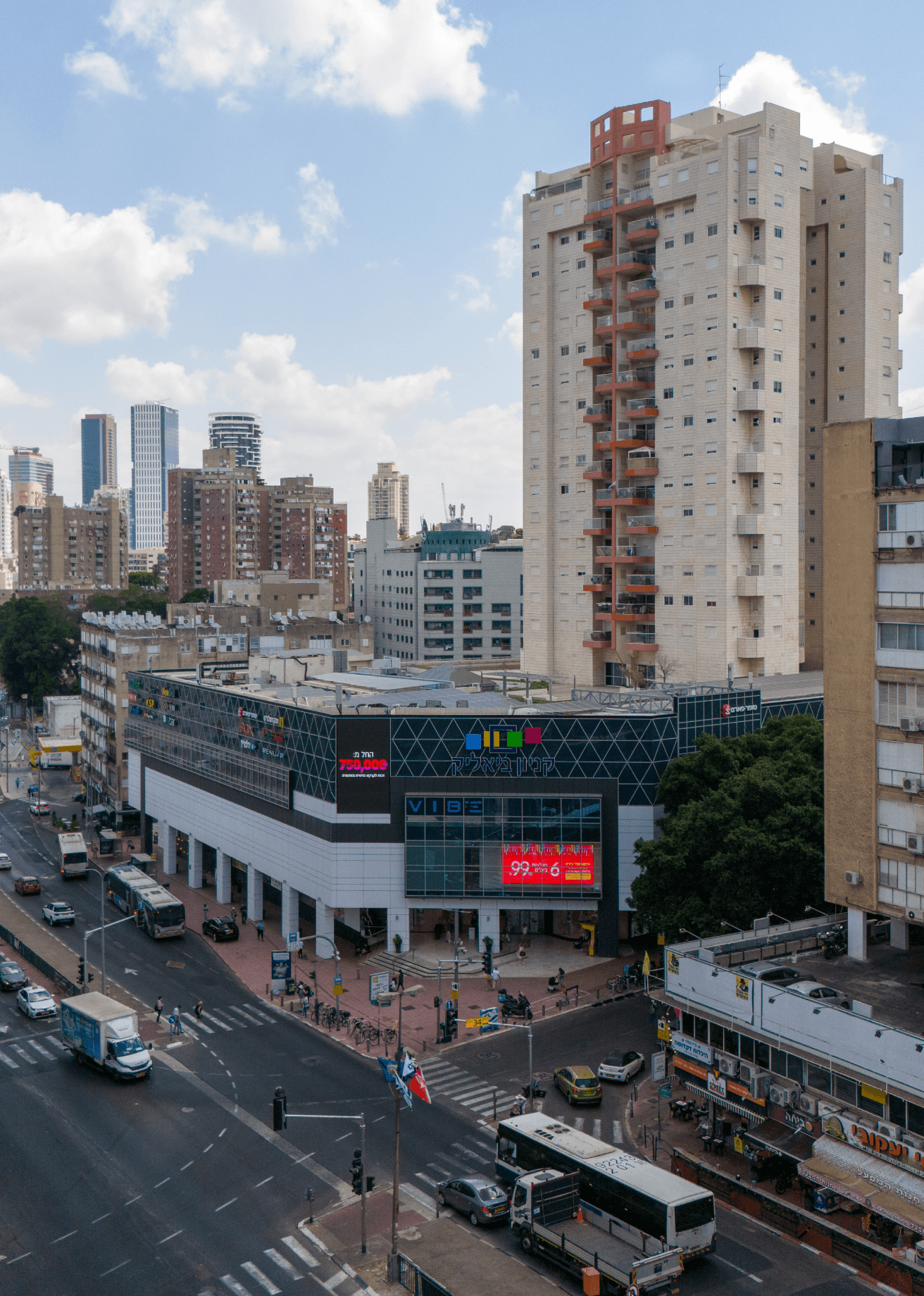שילוב מגדל מגורים עם קניון A Combination of a Residential Tower with a Shopping Mall
