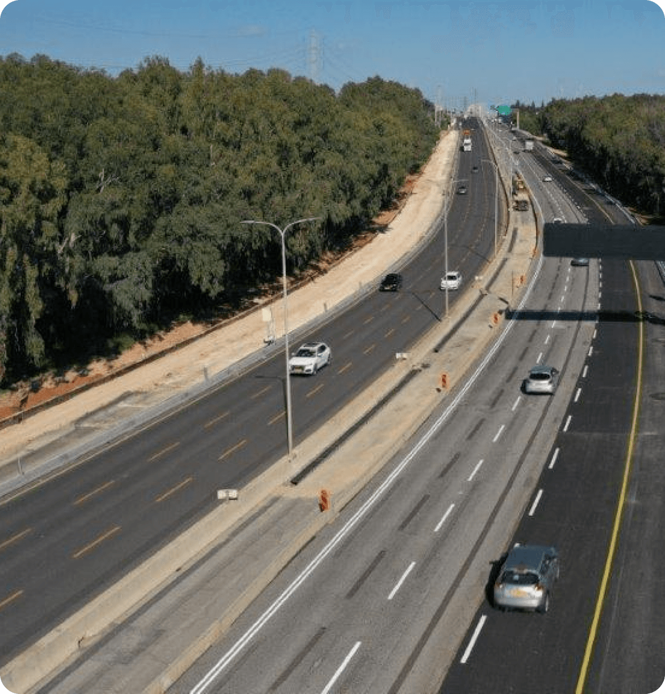 רכבים נוסעים בכביש Cars Driving on the Road