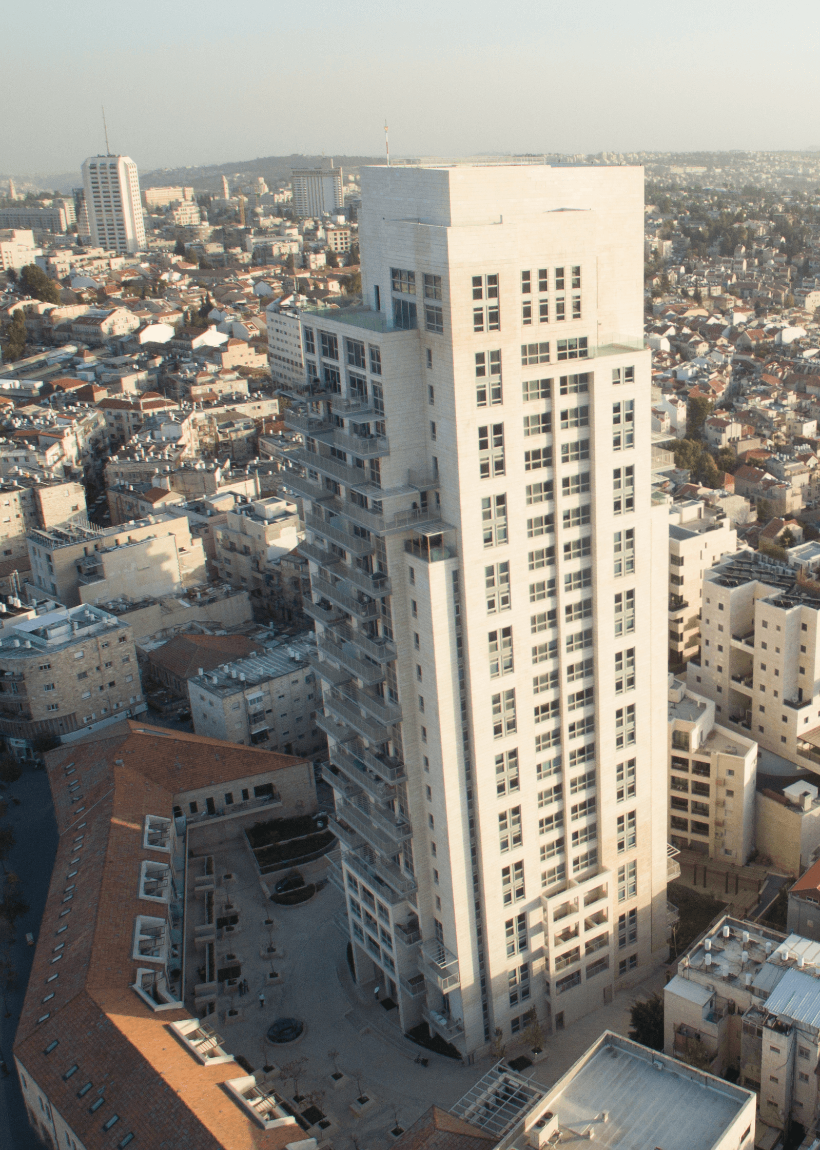 מגדל מגורים בן 24 קומות A Residential Tower with 24 Floors