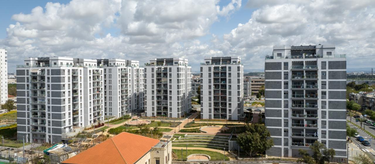 פרויקט מגורים המציע 370 יחידות דיור A Residential Project Offering 370 Housing Units