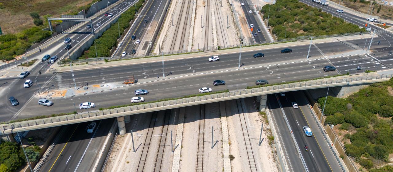 רכבים נוסעים בגשר המעפילים Cars Driving on the Hamaapilim Bridge