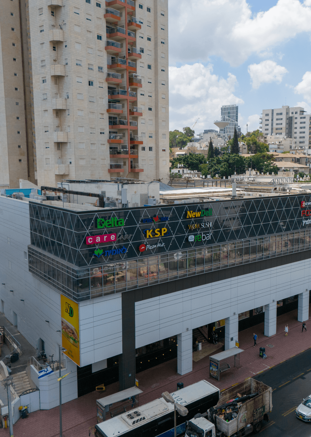 שילוב מגדל מגורים עם קניון A Combination of a Residential Tower with a Shopping Mall