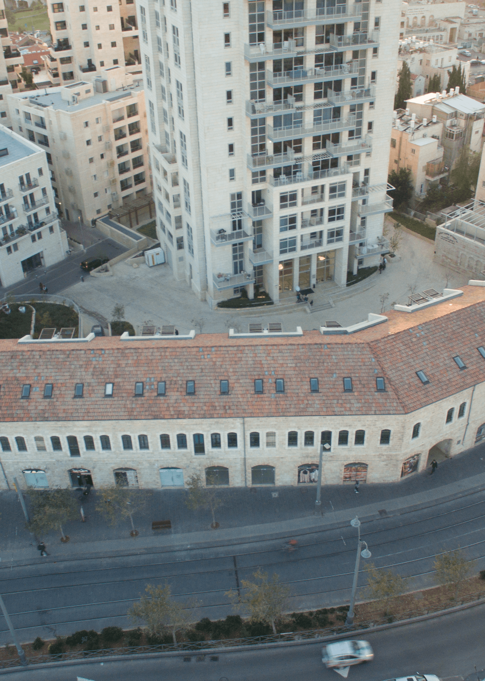 קומת מסחר עם 14 חנויות A Commercial Floor with 14 Shops