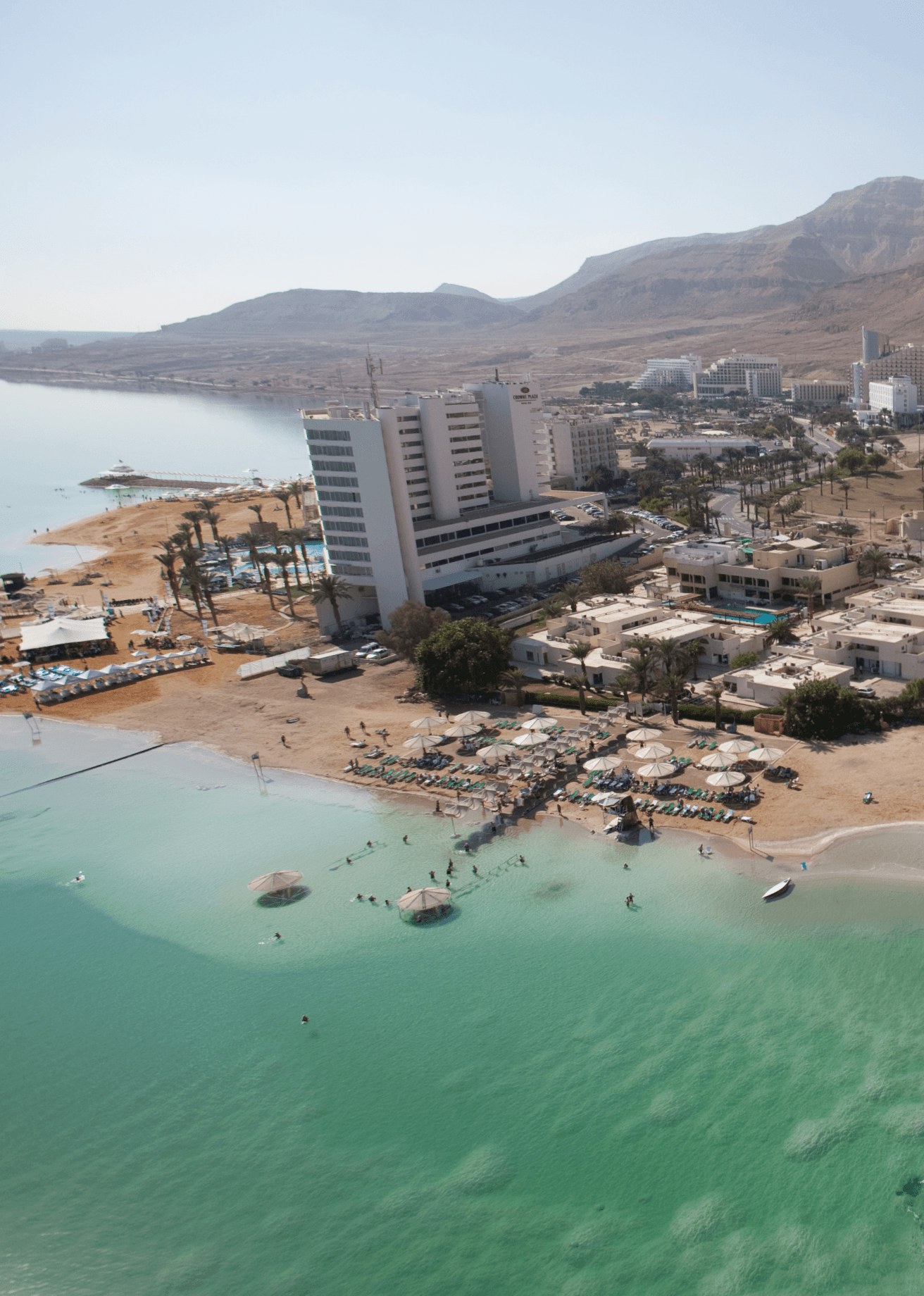 בית המלון היוקרתי קראון פלאזה The Luxurious Crowne Plaza Hotel