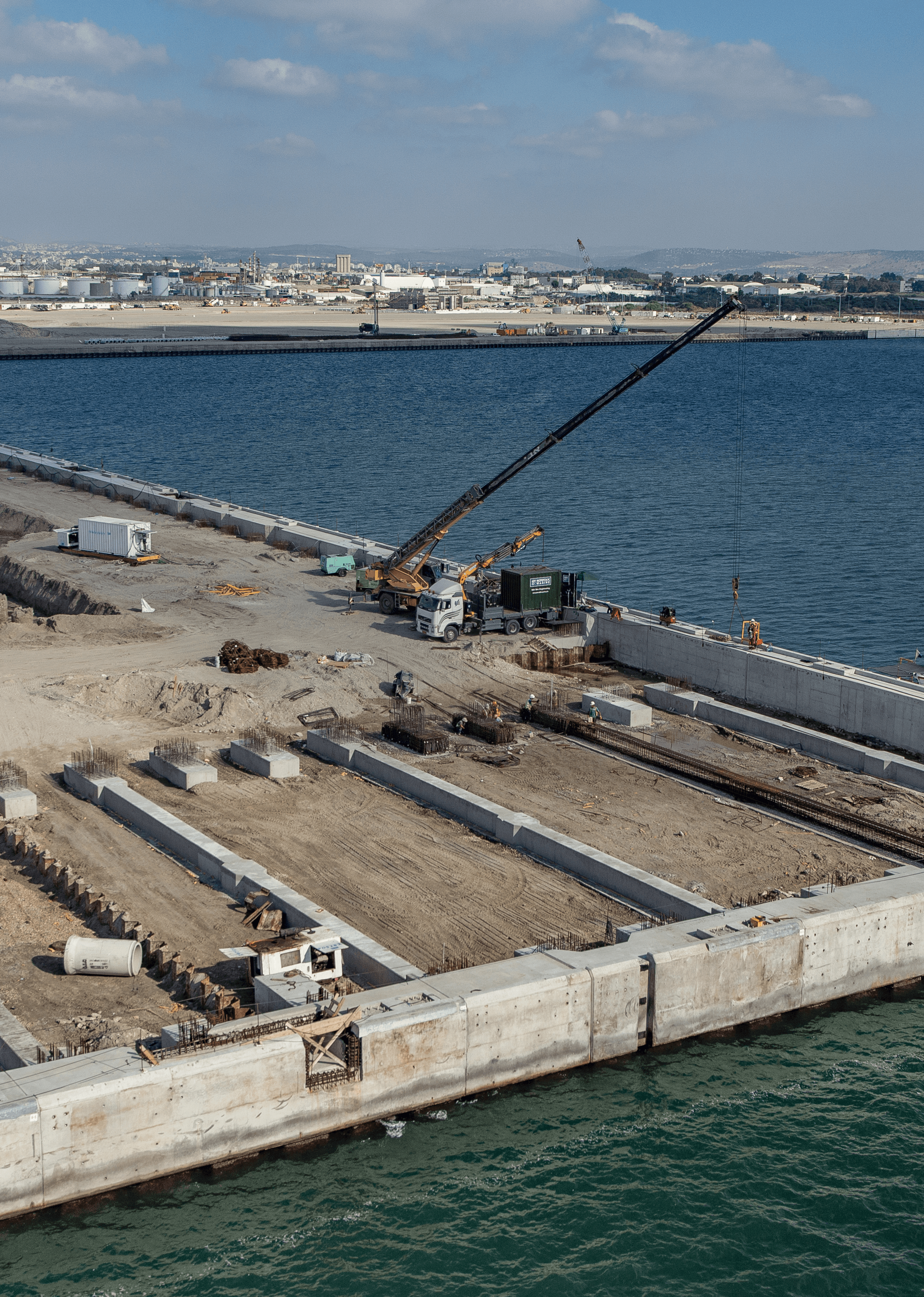 הכשרת האזור התפעולי במתחם הנמל Preparation of the Operational Area in the Port Complex