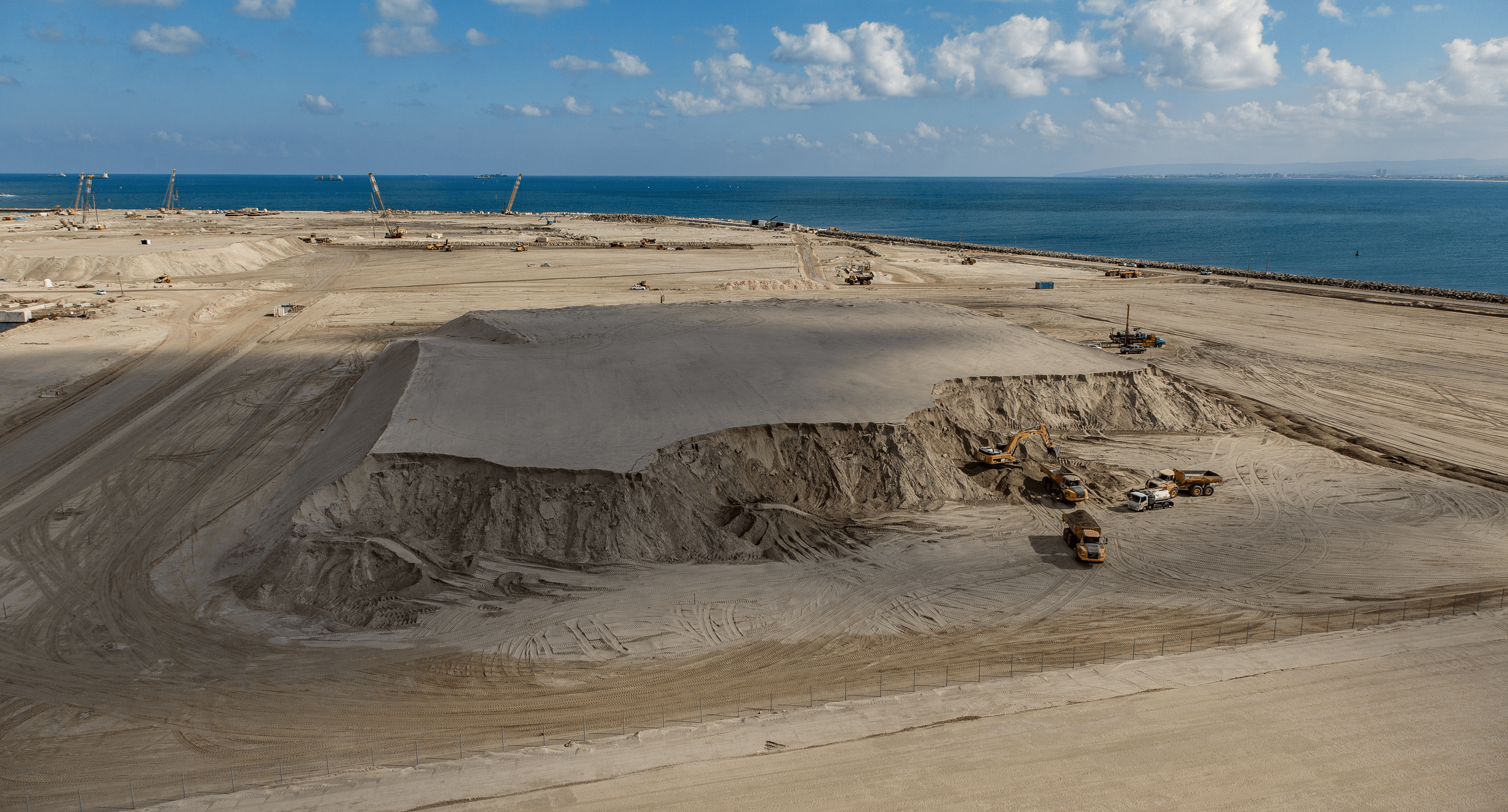 ביצוע עבודות לבניית הנמל Execution of Construction Works for the Port