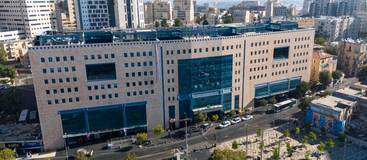 מבנה סגור בן 10 קומות An Enclosed Structure with 10 Floors