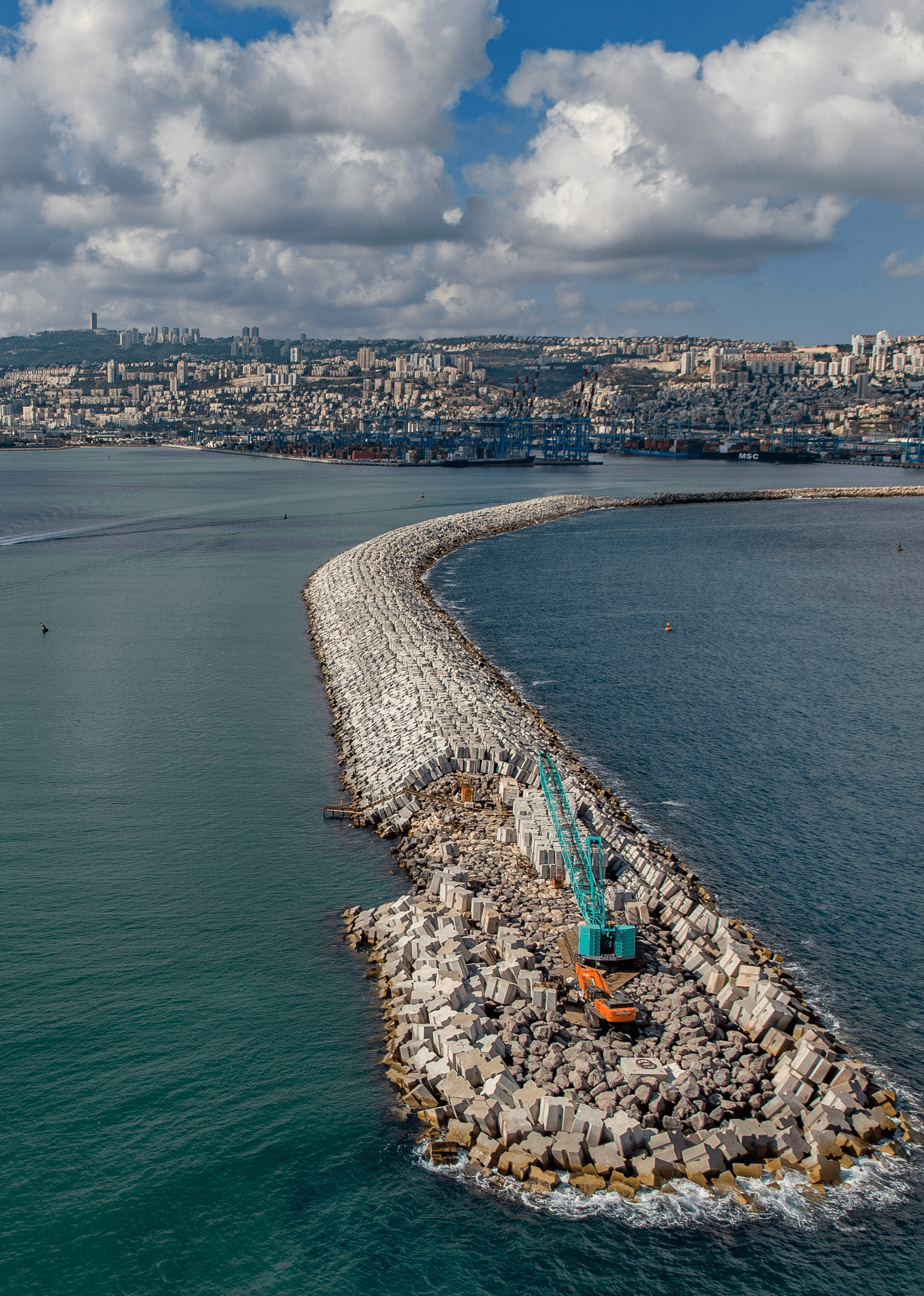 בניית שוברי גלים במתחם הנמל Construction of Breakwaters in the Port Complex