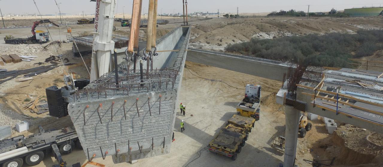 בניית הגשר מעל נחל סכר The Construction of the Bridge Over the Secher Stream
