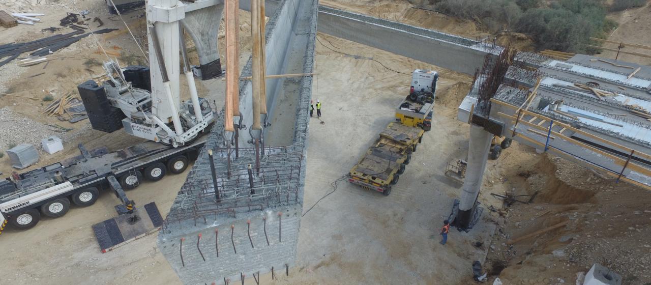 ייצור קורות בטון לגשר בדרום Production of Concrete Beams for a Bridge in the South