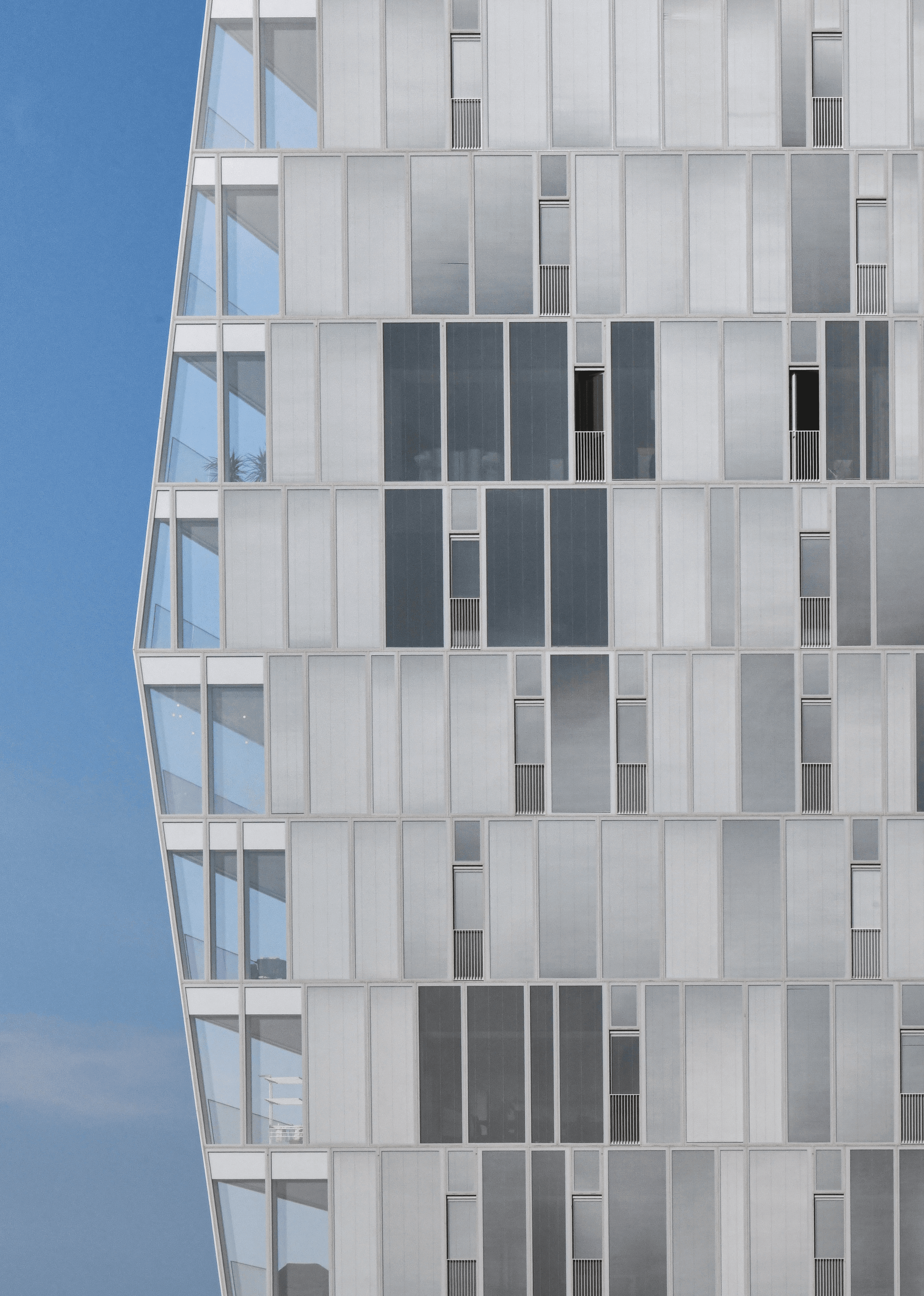 אלמנטים של זכוכית בחזית בניין Glass Elements on the Facade of Building