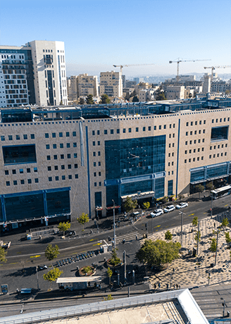 מבנה סגור בן 10 קומות An Enclosed Structure with 10 Floors