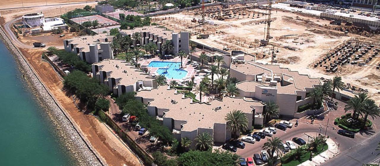 מלון ריברייה ממוקם לאורך רצועת חוף Riviera Hotel is Located Along a Beachfront Strip