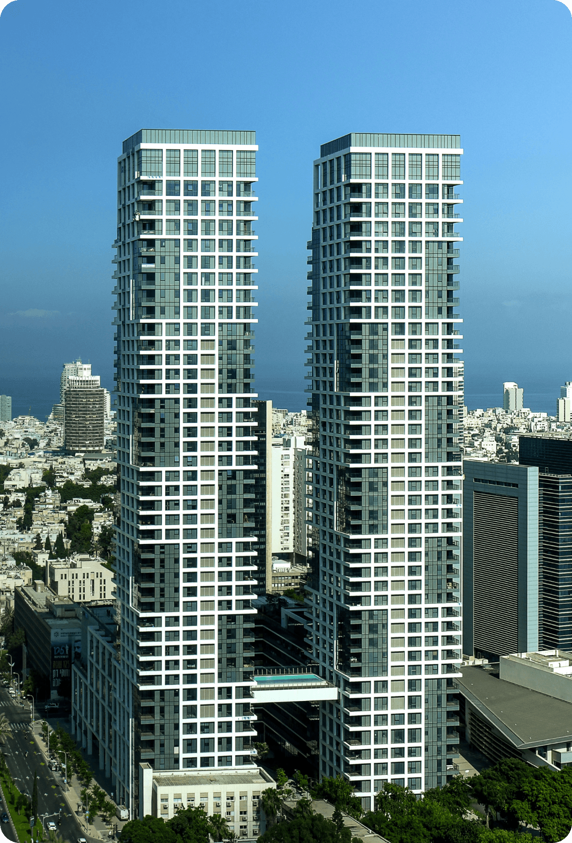 שני מגדלי מגורים המחוברים באמצעות בריכה Two Residential Towers Connected by a Pool
